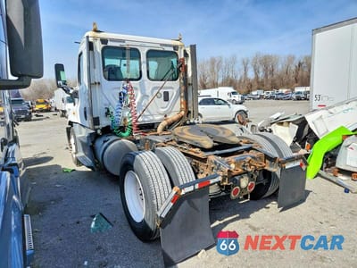 Trzecie zdjęcie samochodu z tyłu: 2016 FREIGHTLINER CASCADIA 125 SEMI TRUCK VIN:1FUBGEDV6GLHC5674 - miniatura