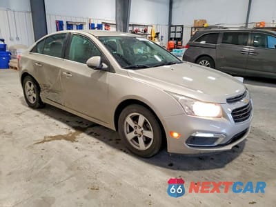 Czwarte zdjęcie samochodu z boku: 2016 CHEVROLET CRUZE VIN:1G1PE5SB3G7185506 - miniatura