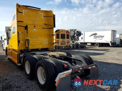 Trzecie zdjęcie samochodu z tyłu: 2022 VOLVO VNL SEMI TRUCK VIN:4V4NC9EH9NN289300 - miniatura