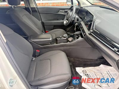 Piąte zdjęcie samochodu w środku: 2023 KIA SPORTAGE HYBRID LX VIN:KNDPUCAG1P7101680 - miniatura