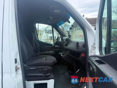 Zdjęcie 8 z 10 samochodu: 2019 MERCEDES-BENZ SPRINTER 2500 VIN:WD4PF1CD5KT005087 - miniatura