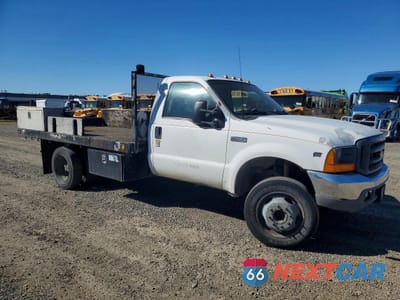 Czwarte zdjęcie samochodu z boku: 1999 FORD F450 SUPER DUTY FLATBED TRUCK VIN:3FDXF46S3XMA32540 - miniatura