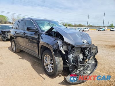 Czwarte zdjęcie samochodu z boku: 2023 JEEP GRAND CHEROKEE LAREDO VIN:1C4RJGAG0P8902880 - miniatura