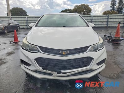 Piąte zdjęcie samochodu w środku: 2018 CHEVROLET CRUZE LS VIN:1G1BC5SM8J7218878 - miniatura