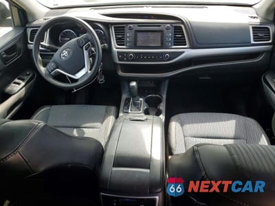 Zdjęcie 8 z 12 samochodu: 2016 TOYOTA HIGHLANDER LE VIN:5TDBKRFH7GS337812 - miniatura