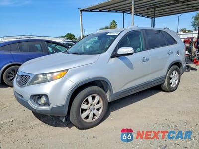 2011 KIA SORENTO LX 5XYKT3A18BG040011 - główne zdjęcie licytacji z USA - miniatura
