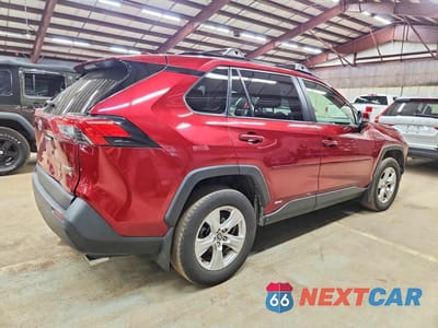 Trzecie zdjęcie samochodu z tyłu: 2021 TOYOTA RAV4 HYBRID XLE VIN:JTMRWRFV6MD133857 - miniatura