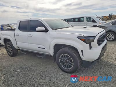 Czwarte zdjęcie samochodu z boku: 2024 TOYOTA TACOMA TRD SPORT VIN:3TMLB5JN1RM057588 - miniatura