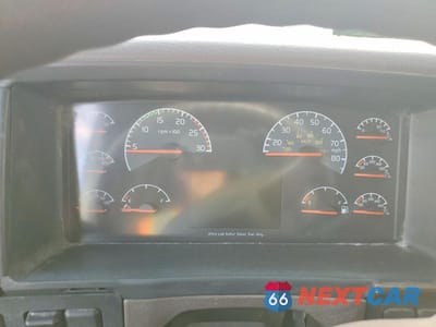 Zdjęcie 8 z 10 samochodu: 2013 VOLVO VNL SEMI TRUCK VIN:4V4NC9EJ0DN143269 - miniatura