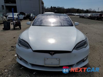 Piąte zdjęcie samochodu w środku: 2016 TESLA MODEL S VIN:5YJSA1E2XGF155947 - miniatura