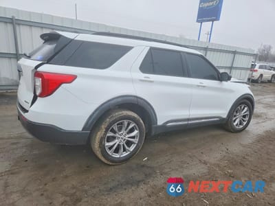 Trzecie zdjęcie samochodu z tyłu: 2021 FORD EXPLORER XLT VIN:1FMSK8DHXMGC10275 - miniatura