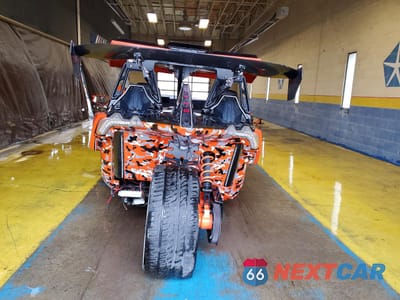 Czwarte zdjęcie samochodu z boku: 2017 POLARIS SLINGSHOT SLR VIN:57XAARFA3H8124600 - miniatura