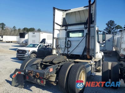 Czwarte zdjęcie samochodu z boku: 2017 VOLVO VNL SEMI TRUCK VIN:4V4N39TG8HN988030 - miniatura