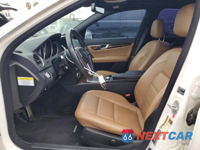 Zdjęcie 7 z 11 samochodu: 2013 MERCEDES-BENZ C 250 VIN:WDDGF4HB9DA783819 - miniatura