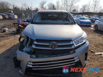 Piąte zdjęcie samochodu w środku: 2019 TOYOTA HIGHLANDER LE VIN:5TDBZRFH7KS722825 - miniatura