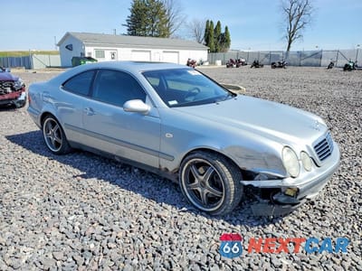 Czwarte zdjęcie samochodu z boku: 1999 MERCEDES-BENZ CLK 320 VIN:WDBLJ65G4XF112244 - miniatura