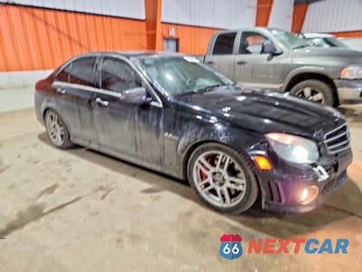 Czwarte zdjęcie samochodu z boku: 2010 MERCEDES-BENZ C 63 AMG VIN:WDDGF7HB5AF451487 - miniatura