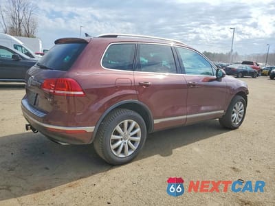 Trzecie zdjęcie samochodu z tyłu: 2017 VOLKSWAGEN TOUAREG EXECUTIVE VIN:WVGGF7BP0HD006204 - miniatura