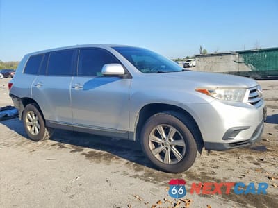 Czwarte zdjęcie samochodu z boku: 2013 TOYOTA HIGHLANDER BASE VIN:5TDBK3EH0DS219336 - miniatura