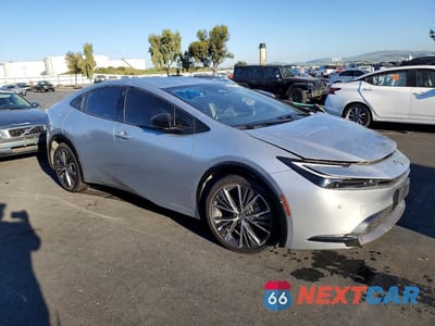Czwarte zdjęcie samochodu z boku: 2023 TOYOTA PRIUS XLE VIN:JTDACAAU4P3001082 - miniatura