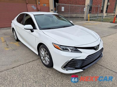 2021 TOYOTA CAMRY LE 4T1C11AK1MU598688 - główne zdjęcie licytacji z USA - miniatura