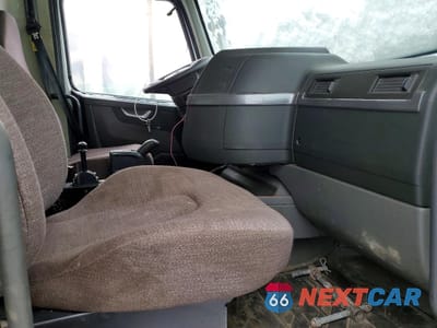 Piąte zdjęcie samochodu w środku: 2019 VOLVO VHD DUMP TRUCK VIN:4V5K99EH9KN193417 - miniatura