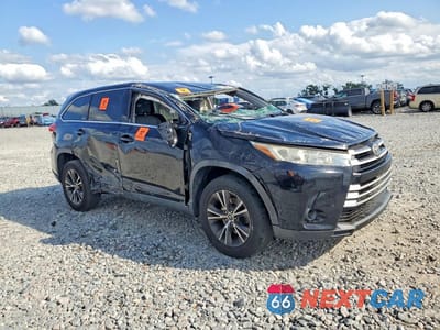 Czwarte zdjęcie samochodu z boku: 2019 TOYOTA HIGHLANDER LE VIN:5TDZARFH1KS050072 - miniatura