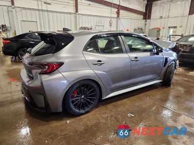 Trzecie zdjęcie samochodu z tyłu: 2025 TOYOTA GR COROLLA PREMIUM PLUS VIN:JTNABAAE4SA017472 - miniatura