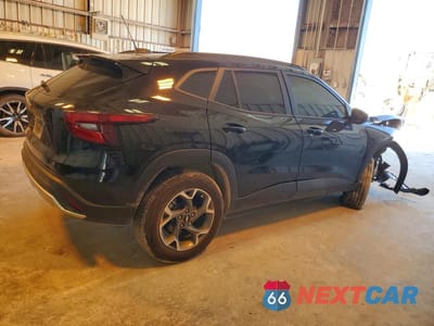 Trzecie zdjęcie samochodu z tyłu: 2025 CHEVROLET TRAX 1LT VIN:KL77LHEP2SC206896 - miniatura