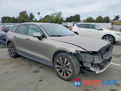 Czwarte zdjęcie samochodu z boku: 2021 VOLVO V60 CROSS COUNTRY T5 MOMENTUM VIN:YV4102WK4M1067822 - miniatura