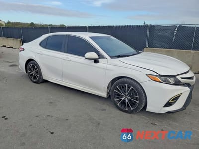 Czwarte zdjęcie samochodu z boku: 2018 TOYOTA CAMRY LE VIN:4T1B11HK0JU569891 - miniatura