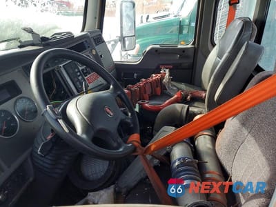 Piąte zdjęcie samochodu w środku: 2015 KENWORTH T330 SEMI TRUCK VIN:2XKHAJ7X1FM462639 - miniatura
