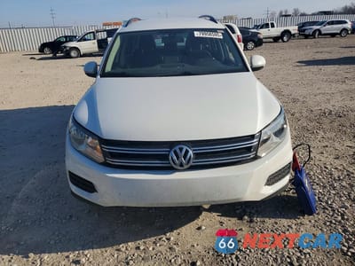 Piąte zdjęcie samochodu w środku: 2016 VOLKSWAGEN TIGUAN S VIN:WVGBV7AX3GW524163 - miniatura