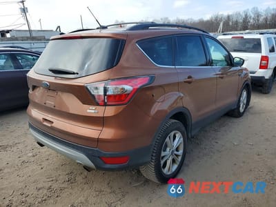 Trzecie zdjęcie samochodu z tyłu: 2017 FORD ESCAPE SE VIN:1FMCU9GD2HUA07580 - miniatura