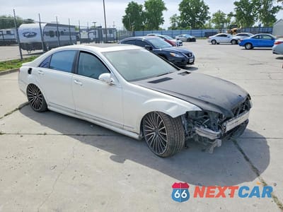 Czwarte zdjęcie samochodu z boku: 2009 MERCEDES-BENZ S 550 VIN:WDDNG71X69A277710 - miniatura