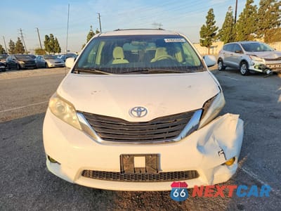 Piąte zdjęcie samochodu w środku: 2011 TOYOTA SIENNA LE 8-PASSENGER VIN:5TDKK3DC4BS107898 - miniatura