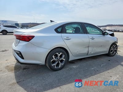 Trzecie zdjęcie samochodu z tyłu: 2021 KIA FORTE LXS VIN:3KPF24AD9ME335221 - miniatura