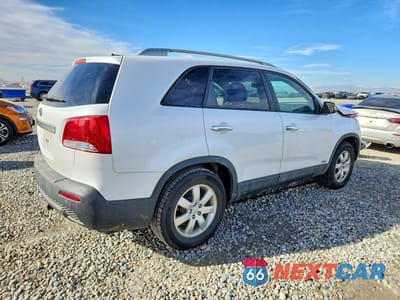 Trzecie zdjęcie samochodu z tyłu: 2013 KIA SORENTO LX VIN:5XYKTDA62DG331396 - miniatura
