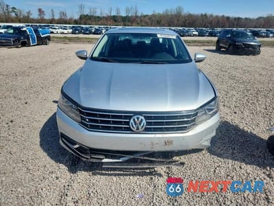 Piąte zdjęcie samochodu w środku: 2018 VOLKSWAGEN PASSAT SE VIN:1VWBA7A37JC027006 - miniatura