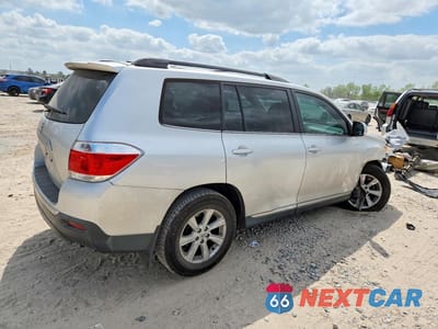 Trzecie zdjęcie samochodu z tyłu: 2013 TOYOTA HIGHLANDER SE VIN:5TDZK3EH8DS137949 - miniatura