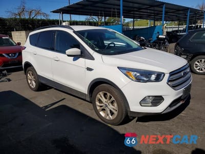 Czwarte zdjęcie samochodu z boku: 2018 FORD ESCAPE SE VIN:1FMCU0GD9JUA35555 - miniatura