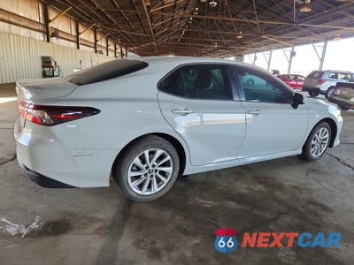 Trzecie zdjęcie samochodu z tyłu: 2022 TOYOTA CAMRY LE VIN:4T1C11AK4NU060102 - miniatura
