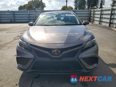 Piąte zdjęcie samochodu w środku: 2023 TOYOTA CAMRY SE VIN:4T1G11AK0PU094168 - miniatura
