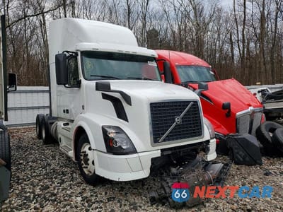 2015 VOLVO VNL SEMI TRUCK 4V4NC9DG2FN921371 - główne zdjęcie licytacji z USA - miniatura