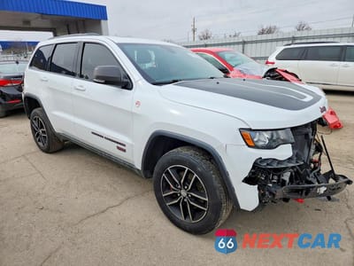 Czwarte zdjęcie samochodu z boku: 2017 JEEP GRAND CHEROKEE TRAILHAWK VIN:1C4RJFLG9HC604981 - miniatura