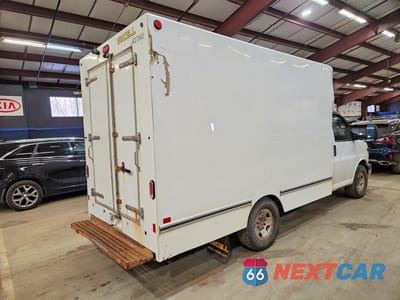 Trzecie zdjęcie samochodu z tyłu: 2019 CHEVROLET EXPRESS DELIVERY TRUCK VIN:1GB0GRFP4K1207349 - miniatura