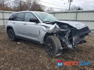 Czwarte zdjęcie samochodu z boku: 2025 JEEP GRAND CHEROKEE LAREDO VIN:1C4RJHAG6SC336607 - miniatura