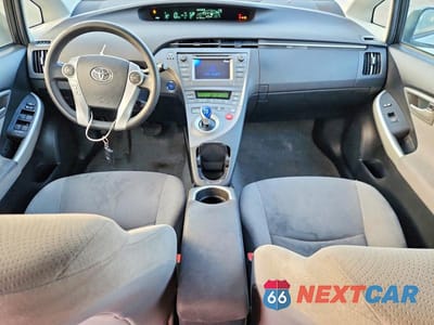 Zdjęcie 8 z 12 samochodu: 2015 TOYOTA PRIUS TWO VIN:JTDKN3DU9F1995888 - miniatura