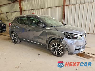 Czwarte zdjęcie samochodu z boku: 2019 NISSAN KICKS SR VIN:3N1CP5CU9KL529282 - miniatura