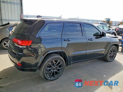 Trzecie zdjęcie samochodu z tyłu: 2018 JEEP GRAND CHEROKEE LAREDO VIN:1C4RJEAG7JC512822 - miniatura